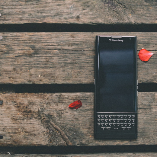 Celular preto modelo blackberry