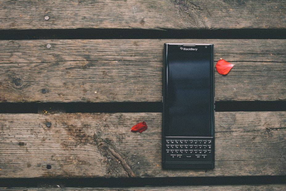 Celular preto modelo blackberry