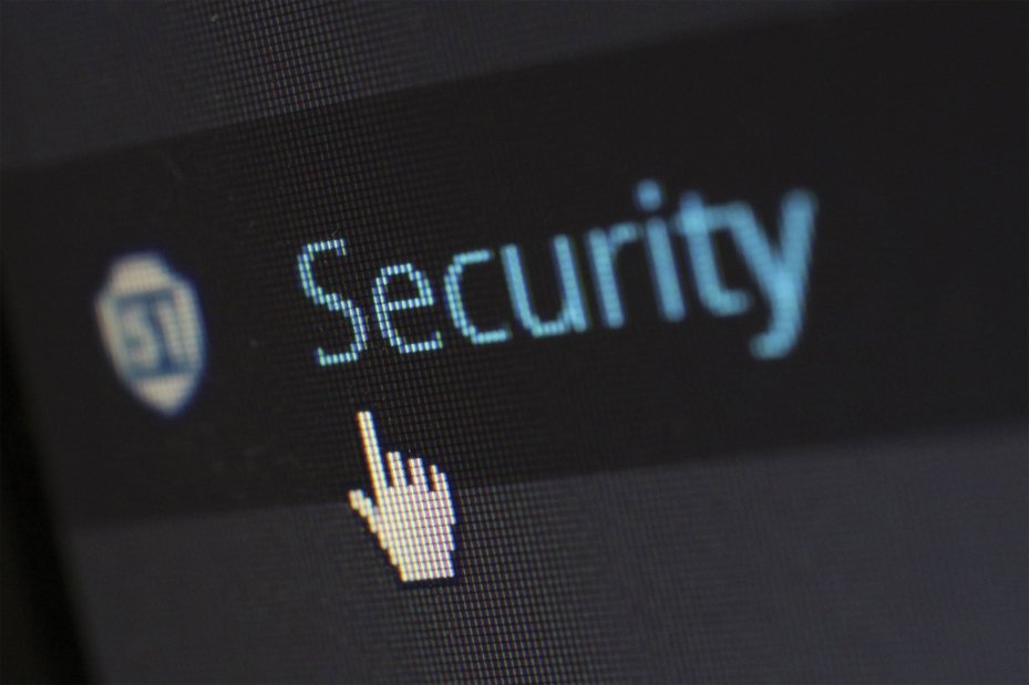 A palavra Security com o ponteiro de um mouse em uma tela digital
