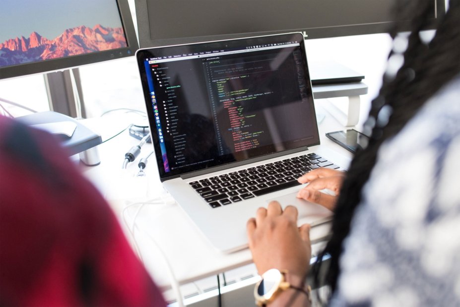 Uma pessoa está digitando um código em um laptop