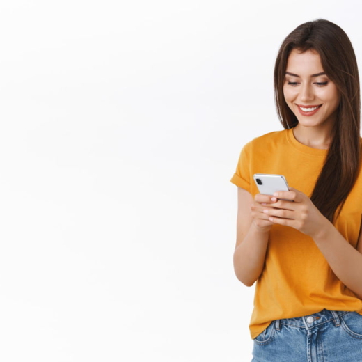 Mulher sorrindo segurando um aparelho celular